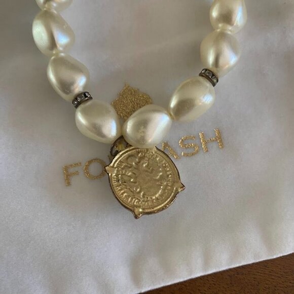 Fornash Faux Pearl British Coin Stretch Bracelet - Picture 3 of 3